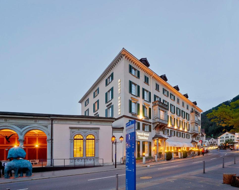 Nespecifikovaný výhled na hory nebo výhled na hory při pohledu z hotelu