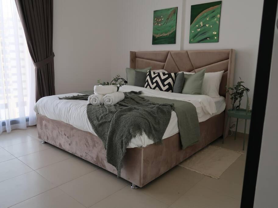 Postel nebo postele na pokoji v ubytování Lovely Studio Apartment in Dubai with many amenities