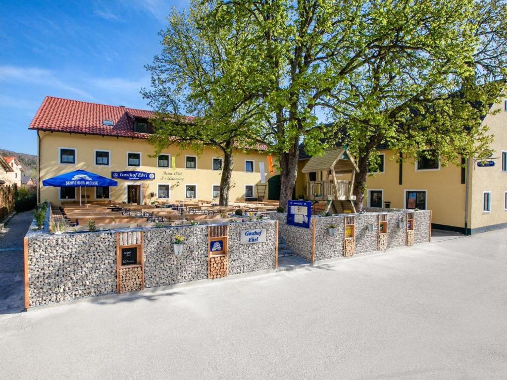 a building with a stone fence in front of a building at Gasthof Ehrl in Essing