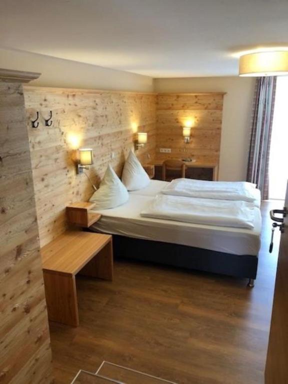 Postel nebo postele na pokoji v ubytování Gasthof Ehrl