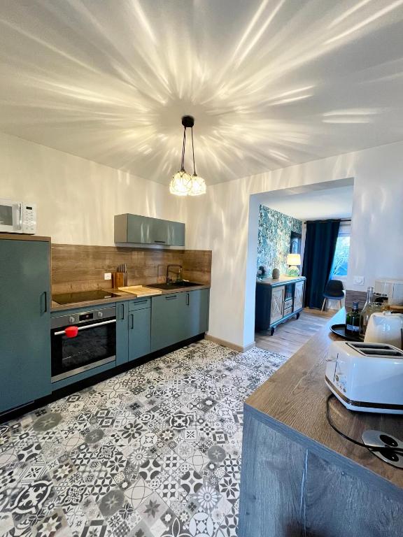Kuchyňa alebo kuchynka v ubytovaní Maison cosy proche du port et des commerces