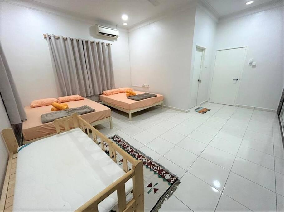 Postel nebo postele na pokoji v ubytování Home of Camper 659 in Seremban (16-18Pax)