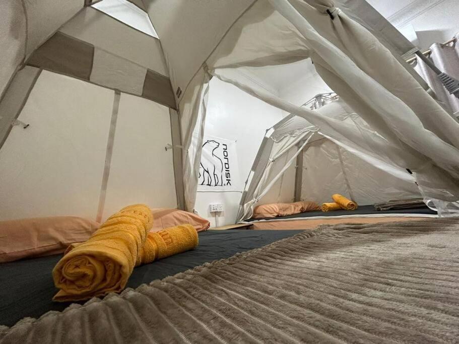 Postel nebo postele na pokoji v ubytování Home of Camper 659 in Seremban (16-18Pax)