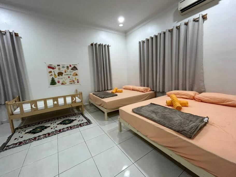Postel nebo postele na pokoji v ubytování Home of Camper 659 in Seremban (16-18Pax)