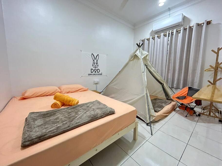 Postel nebo postele na pokoji v ubytování Home of Camper 659 in Seremban (16-18Pax)