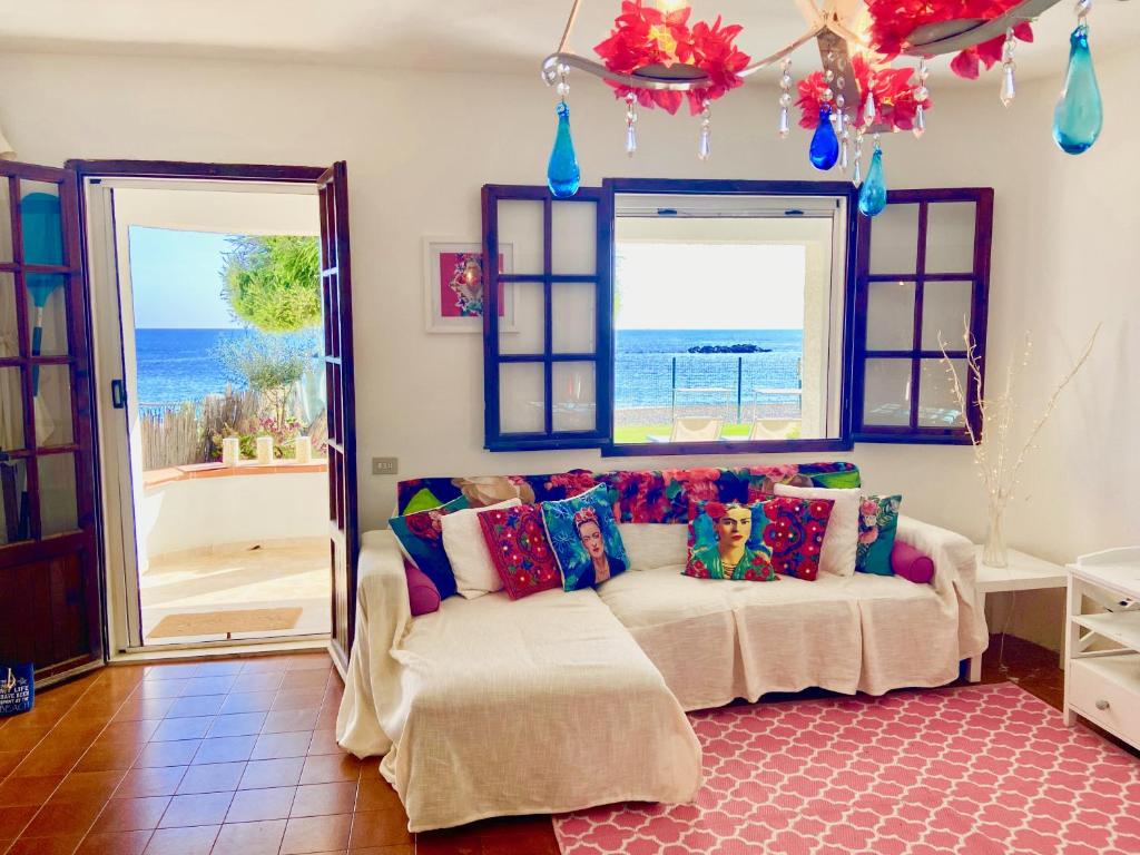 Χώρος καθιστικού στο Paradise Beachfront Villa, Porto Columbu, Sardinia