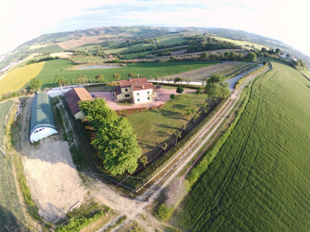 une vue aérienne sur une ferme avec un train dans l'établissement Agriturismo La Casa in Collina, 