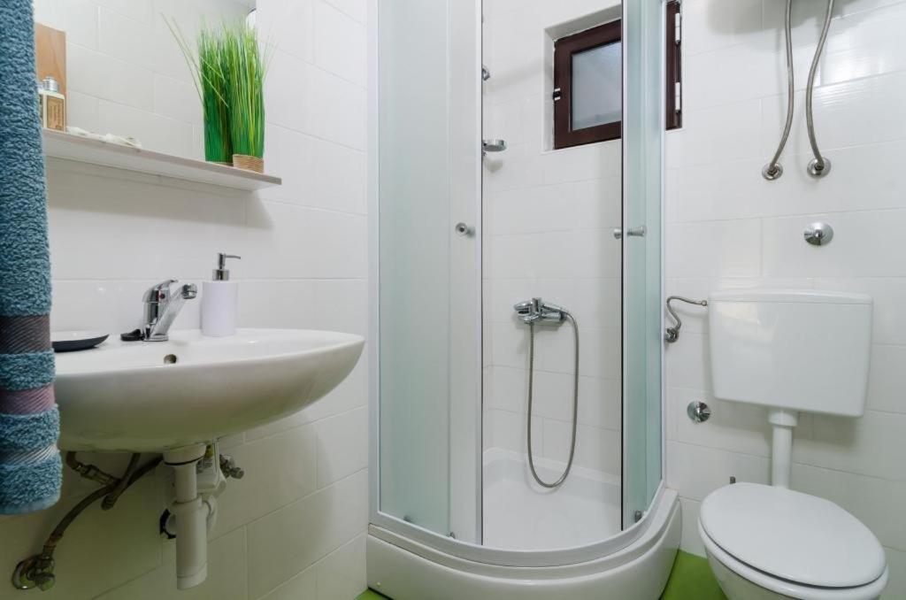 Koupelna v ubytování Apartments Ammos