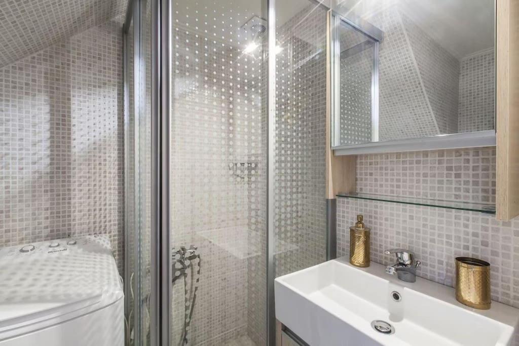 A bathroom at Luxury Acropolis View Duplex Penthouse in Thiseio 155m2