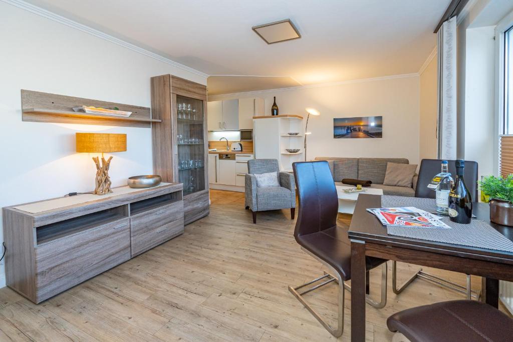 een keuken en een woonkamer met een tafel en een eetkamer bij Beachlife in Westerland