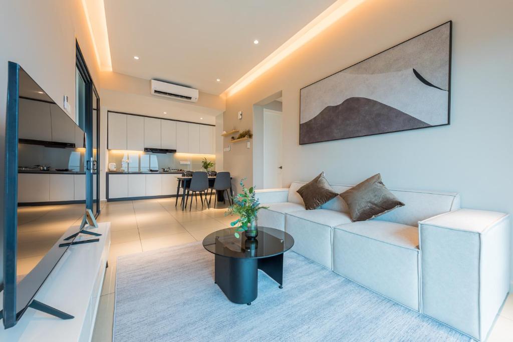 un soggiorno con divano e tavolo di Reizz Residence By Minsu a Kuala Lumpur