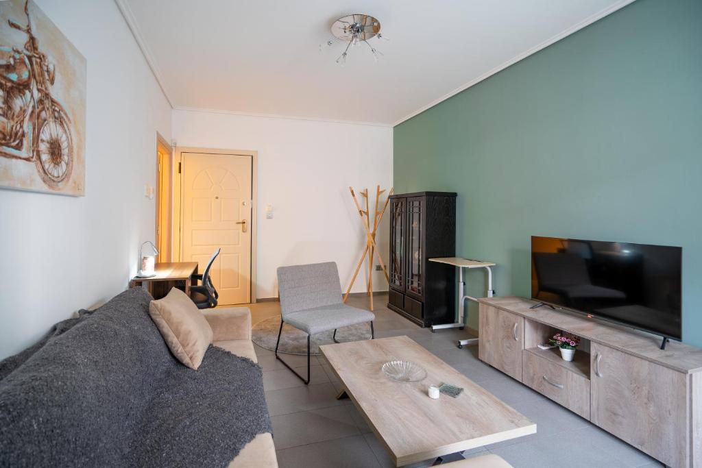 Televízia a/alebo spoločenská miestnosť v ubytovaní Relaxing 1bd apt. w/private balcony
