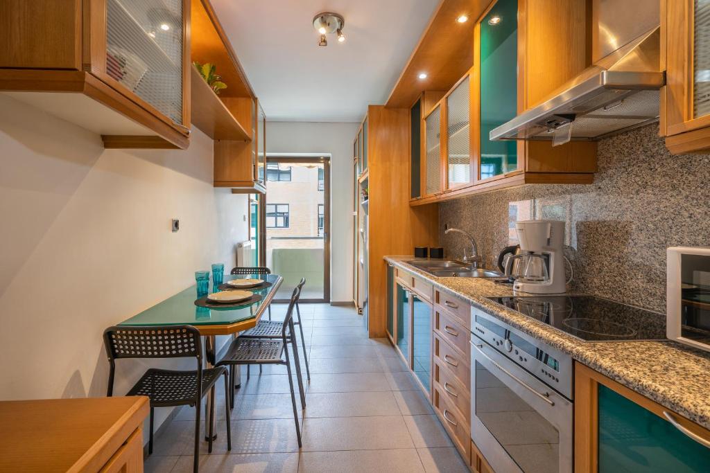 Kuchyňa alebo kuchynka v ubytovaní Relaxing 1bd apt. w/private balcony