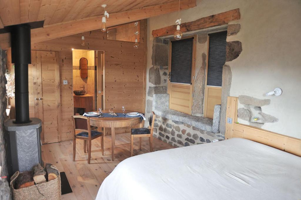 Posteľ alebo postele v izbe v ubytovaní Chambre d'hôtes privative Au creux du nid