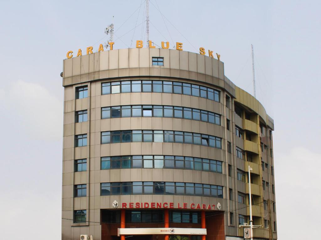 um edifício com uma placa no topo em Residence Blue Sky em Douala