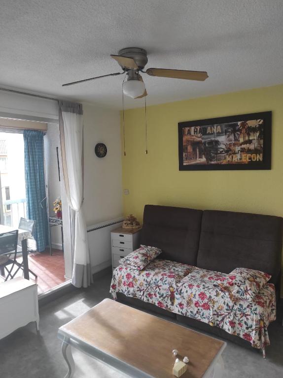 un salon avec un canapé et un ventilateur de plafond dans l'établissement MAISON VALRAS PLAGE, à Valras-Plage