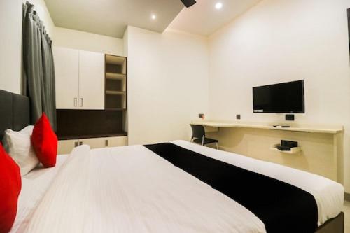 Postel nebo postele na pokoji v ubytování Hotel Nikhil Regency