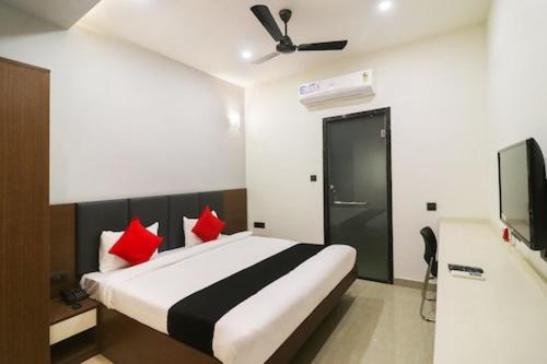 Postel nebo postele na pokoji v ubytování Hotel Nikhil Regency