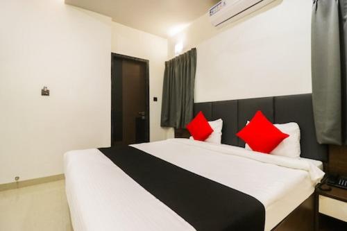Postel nebo postele na pokoji v ubytování Hotel Nikhil Regency
