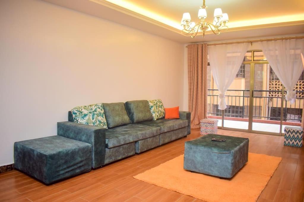 ein Wohnzimmer mit einem Sofa und einem Tisch in der Unterkunft Casamia Apartments in Nairobi