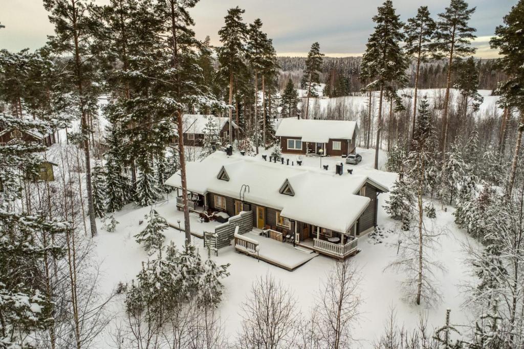 an aerial view of a house covered in snow at Himos Huili 2 in Himos