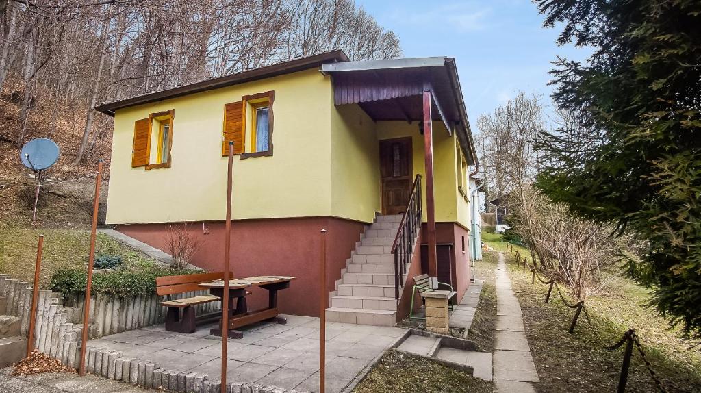 Una pequeña casa con porche y escaleras. en Chaty Pod Javorovým en Třinec