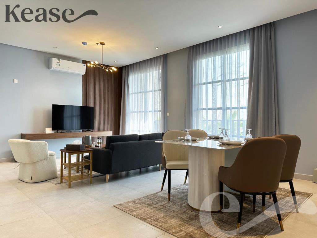 - un salon avec une table, des chaises et un canapé dans l'établissement Kease Hittin A-5 Latest Development Balcony AG88, à Riyad