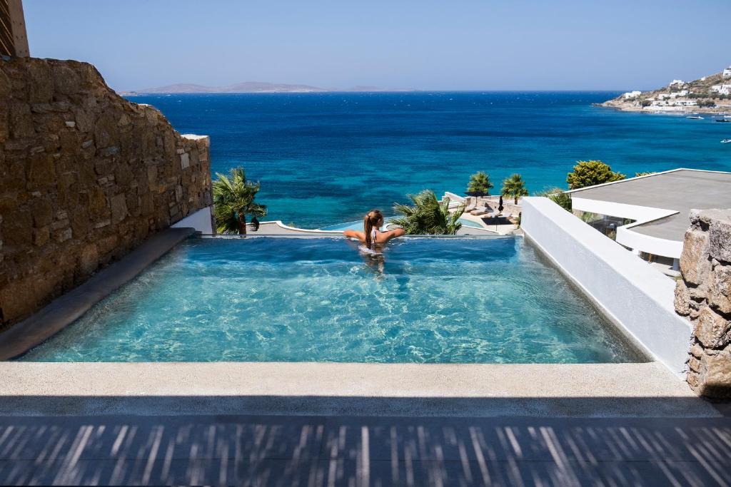 Bazén v ubytovaní Amazon Mykonos Suites & Spa alebo v jeho blízkosti