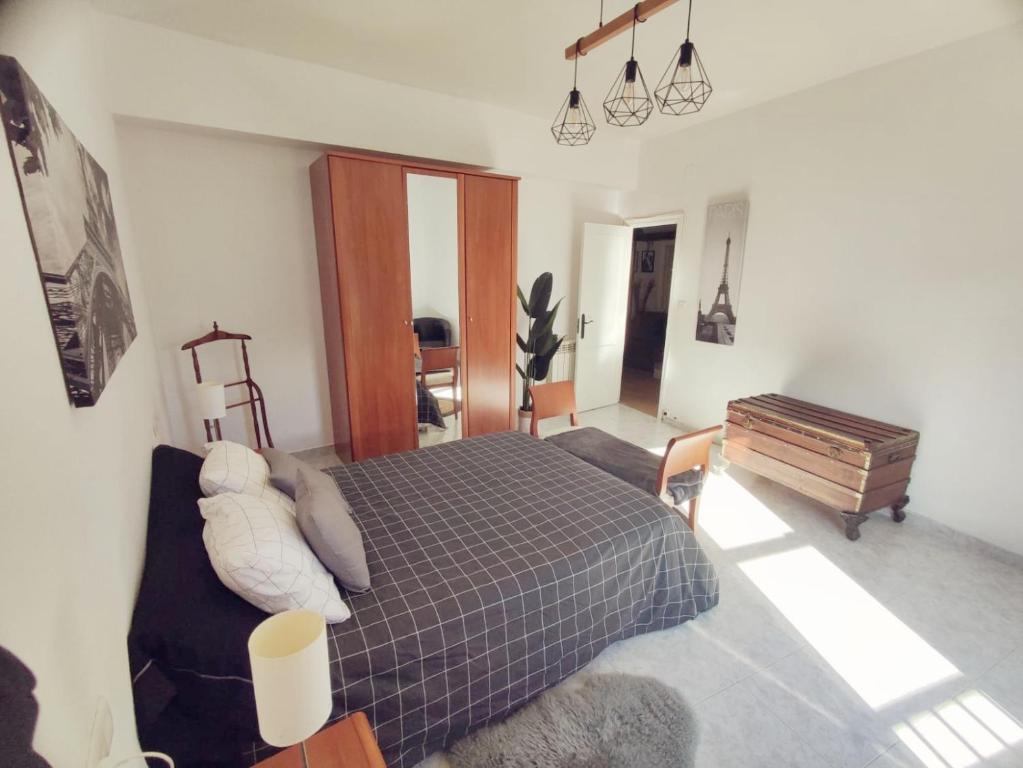 a bedroom with a bed and a couch and a piano at Quiroga centro paradise in Quiroga