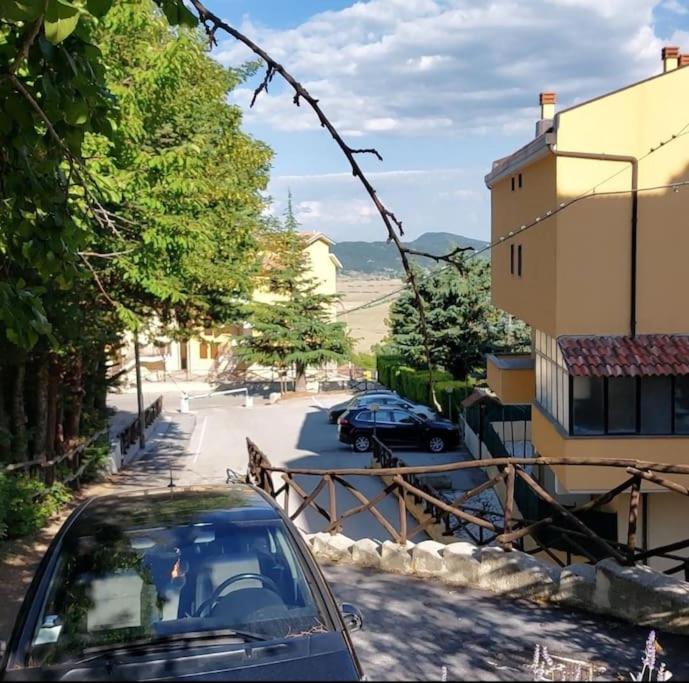 um carro estacionado numa rua ao lado de um edifício em Appartamento Residence Monte D'Ocre em Rocca di Cambio