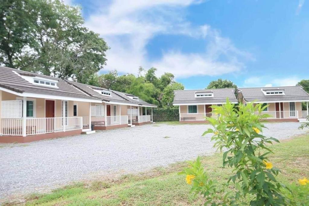 uma fila de casas modulares com um quintal em Pakdeehouse Homestay em Phra Nakhon Si Ayutthaya