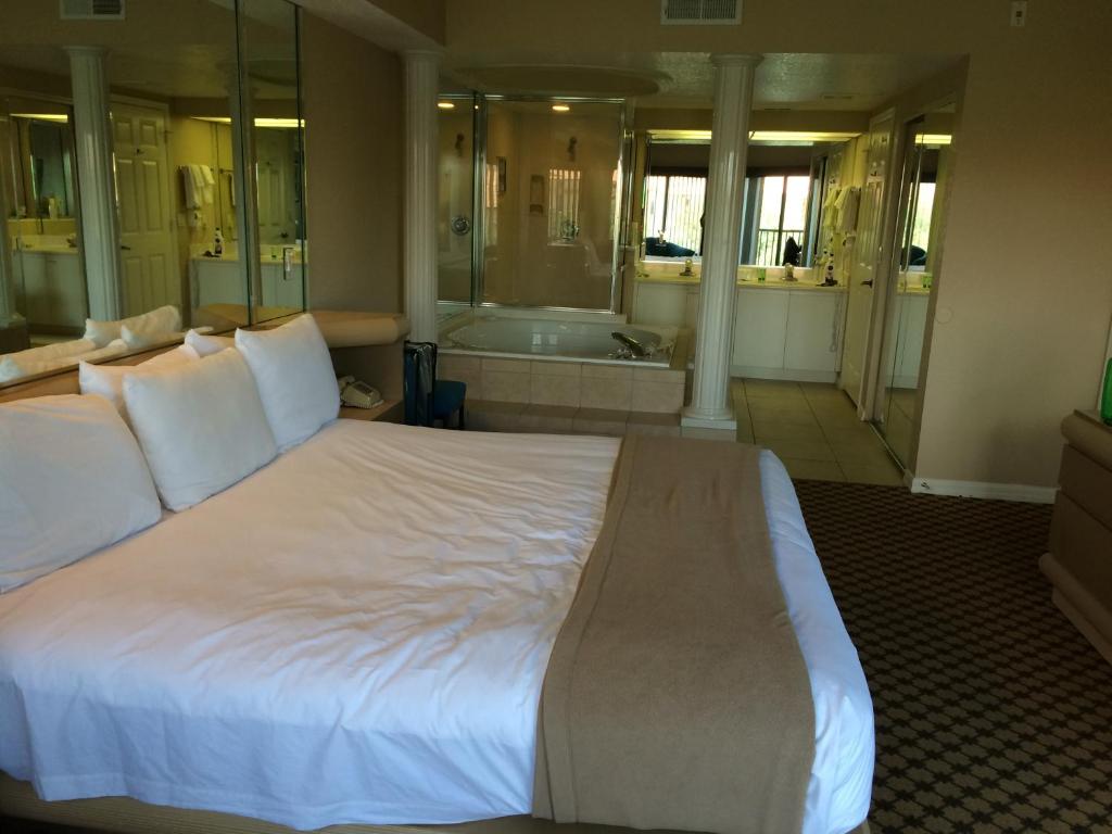 奧蘭多的住宿－Westgate Resorts，一间卧室设有一张大床和一个浴缸