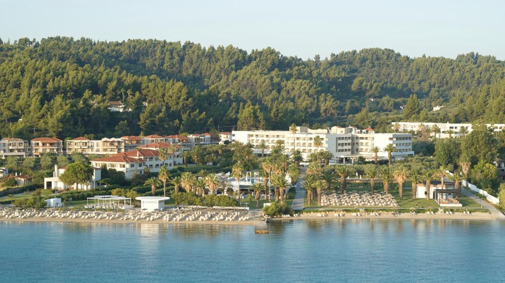 una città sulla riva di un corpo d'acqua di Kassandra Palace Seaside Resort a Kriopigi