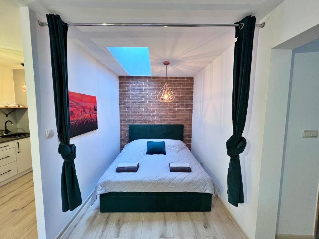 A bed or beds in a room at Apartament w samym centrum Jeleniej Góry