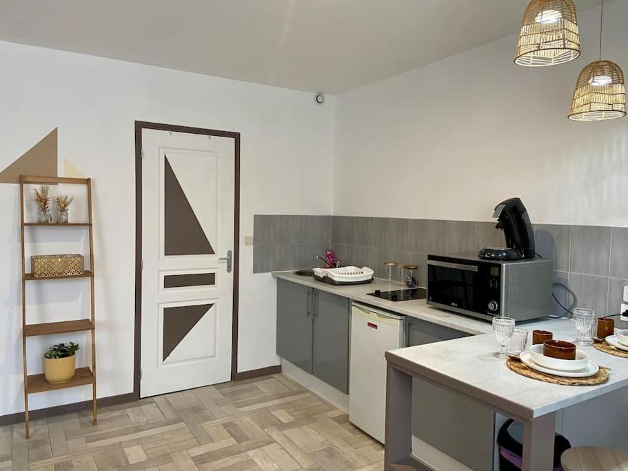 Una cocina o zona de cocina en Studio avec Balcon proche Gare