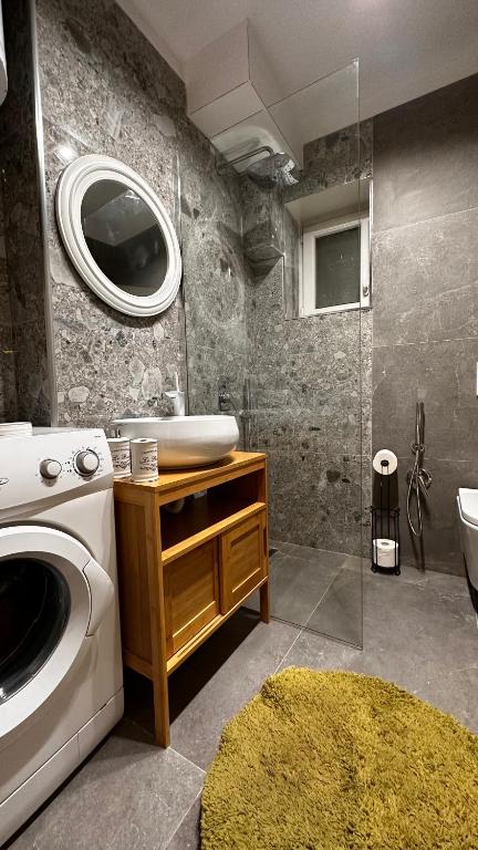 Bllok Area Apartment - Image 3