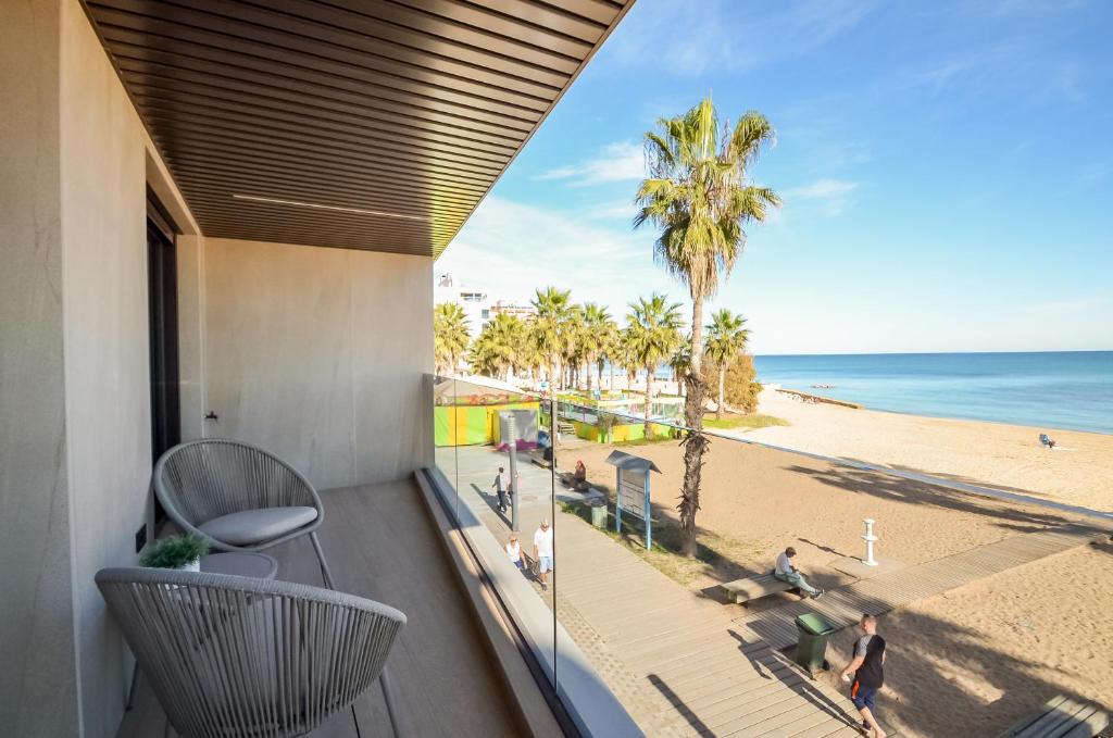 einen Balkon mit Blick auf den Strand in der Unterkunft 136 Luxury Sea View - Alicante Holiday in La Mata