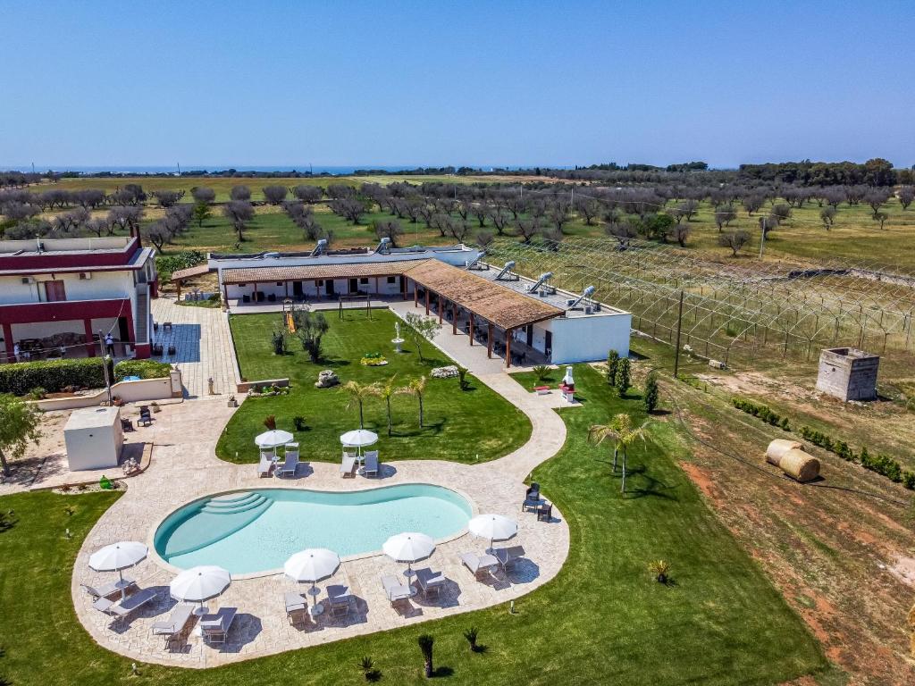 an aerial view of a villa with a swimming pool at Il mondo dei sogni in Porto Cesareo