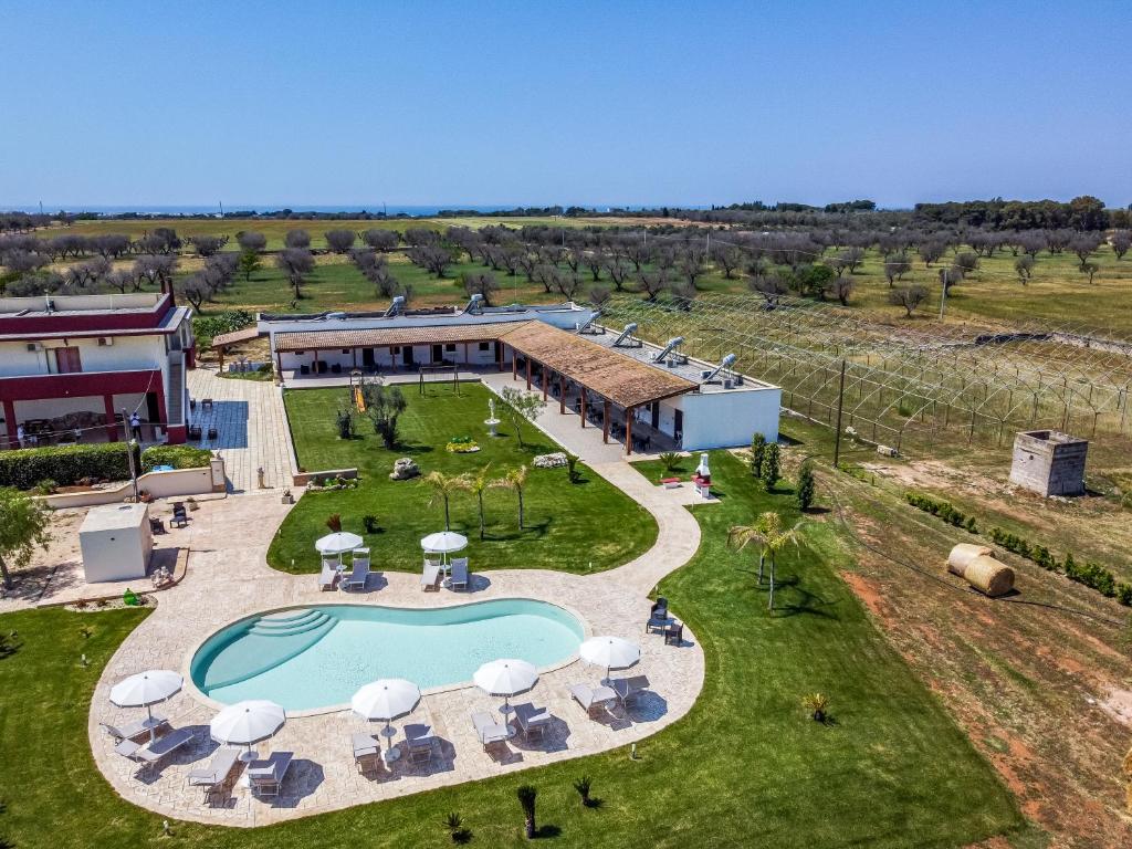 una vista aérea de una villa con piscina en Il mondo dei sogni, en Porto Cesareo