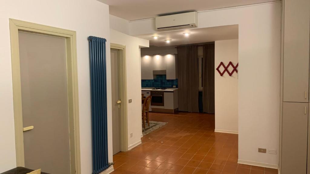 a room with a hallway with a kitchen and a door at Apartment Villa valmarana De Toni in Creazzo