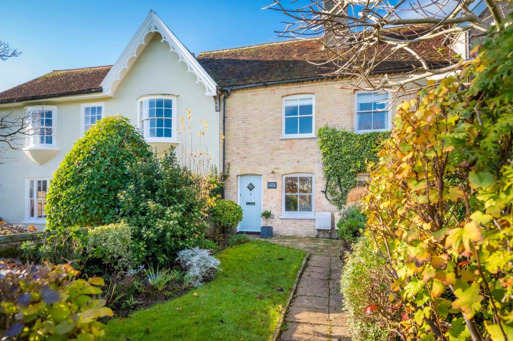 a house with a garden in front of it at 3 Lower Falkland Cottage Long Melford in Sudbury