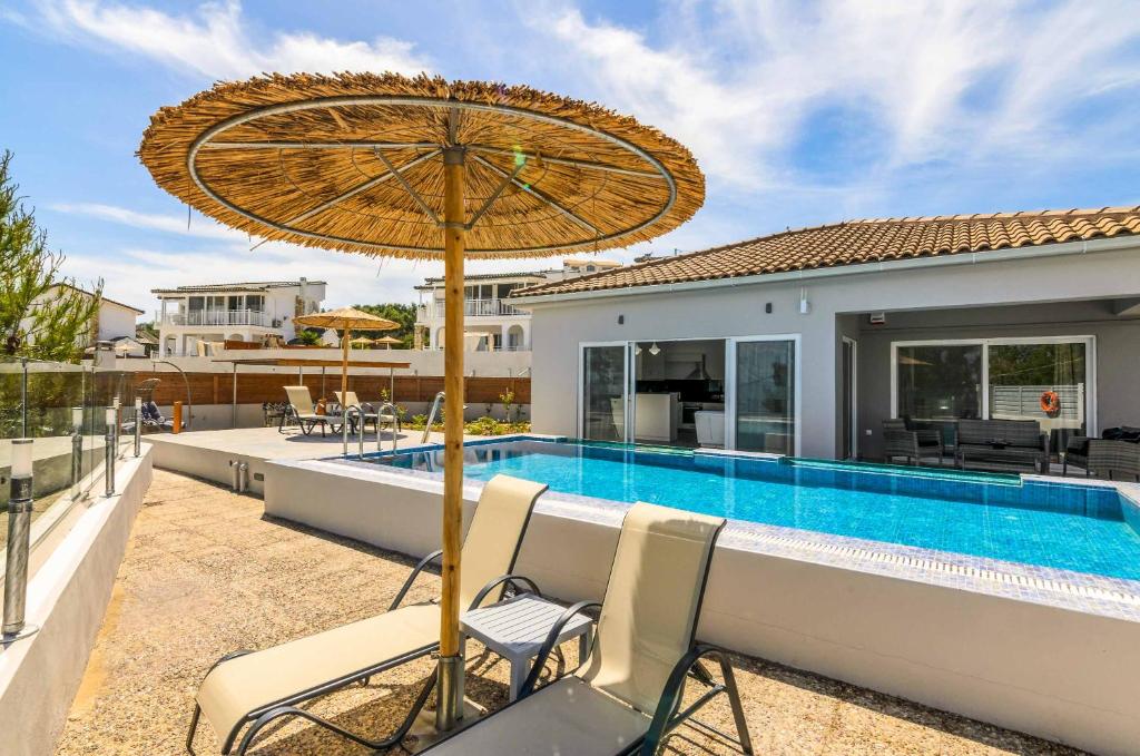 Bazén v ubytovaní Amare La Vita Villa by Solmar Villas alebo v jeho blízkosti