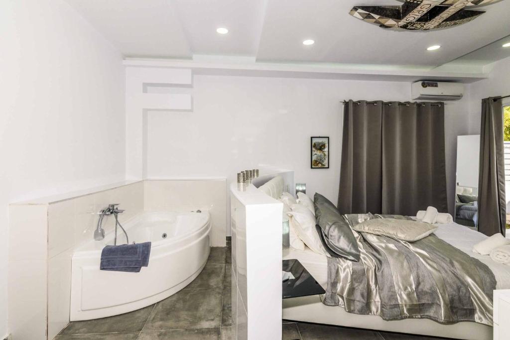 Posteľ alebo postele v izbe v ubytovaní Amare La Vita Villa by Solmar Villas