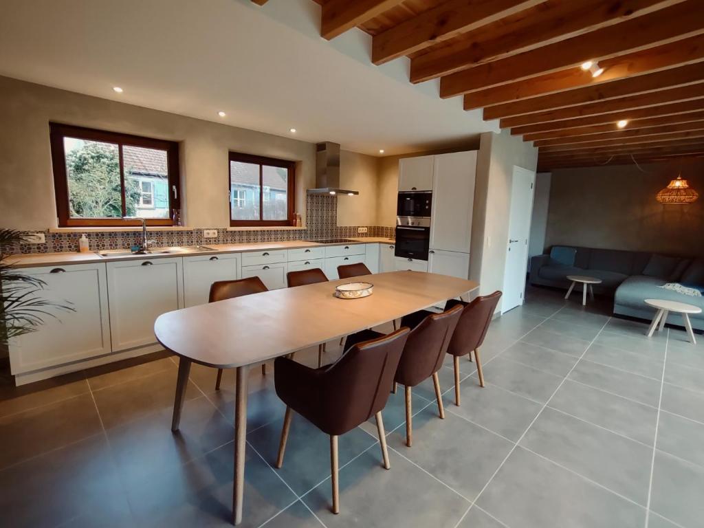 Kuchyň nebo kuchyňský kout v ubytování Nachtegael Zomerhuis, idyllische woning in de Vlaamse Ardennen