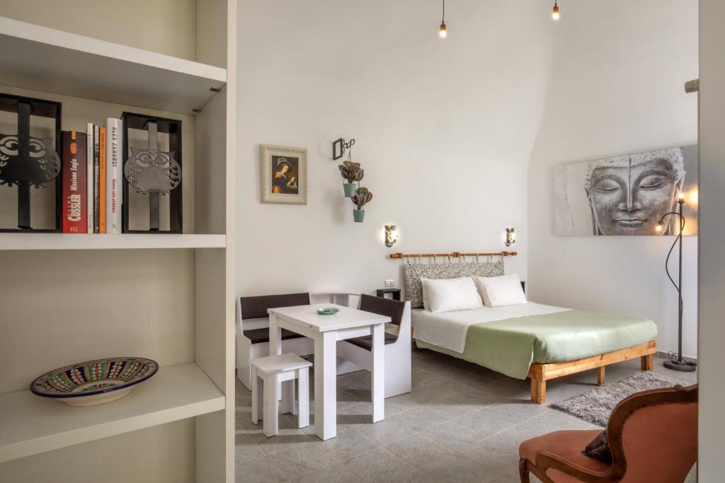 een woonkamer met een bed en een tafel bij Centro e Spiaggia ardesia in Anguillara Sabazia