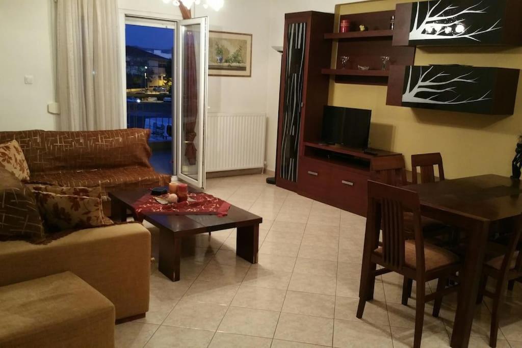 WELCOME TO THESSALONIKI (ΑΜΑ00000765004) في سلانيك: غرفة معيشة مع أريكة وطاولة