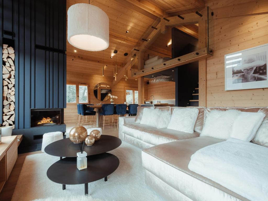 ein Wohnzimmer mit Sofa und Tisch in der Unterkunft Chalet 5★, 10 pers, spa extérieur & sauna, à 230m des pistes - FR-1-304-282 in La Clusaz