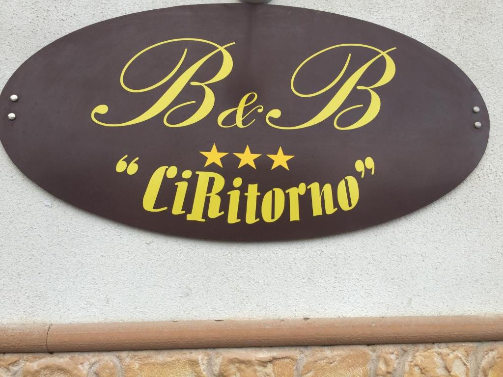 ein Schild auf einem Gebäude, das heißt, es sei isilitron in der Unterkunft B&B Ciritorno in Vittoria