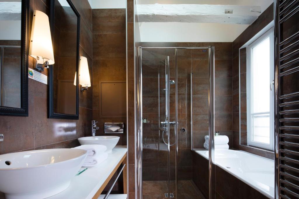 Koupelna v ubytování Hotel Le Six