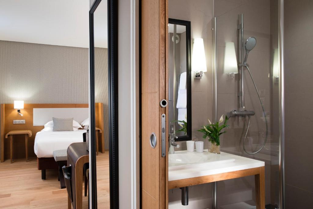 Postel nebo postele na pokoji v ubytování Hotel Le Six